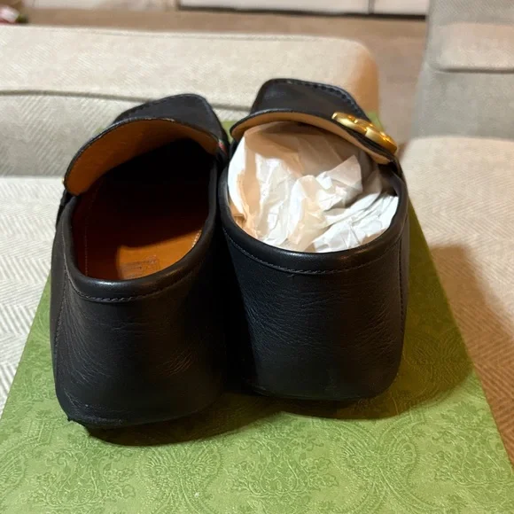Gucci Black Loafers with Gold Emblem - Picture 3 of 10